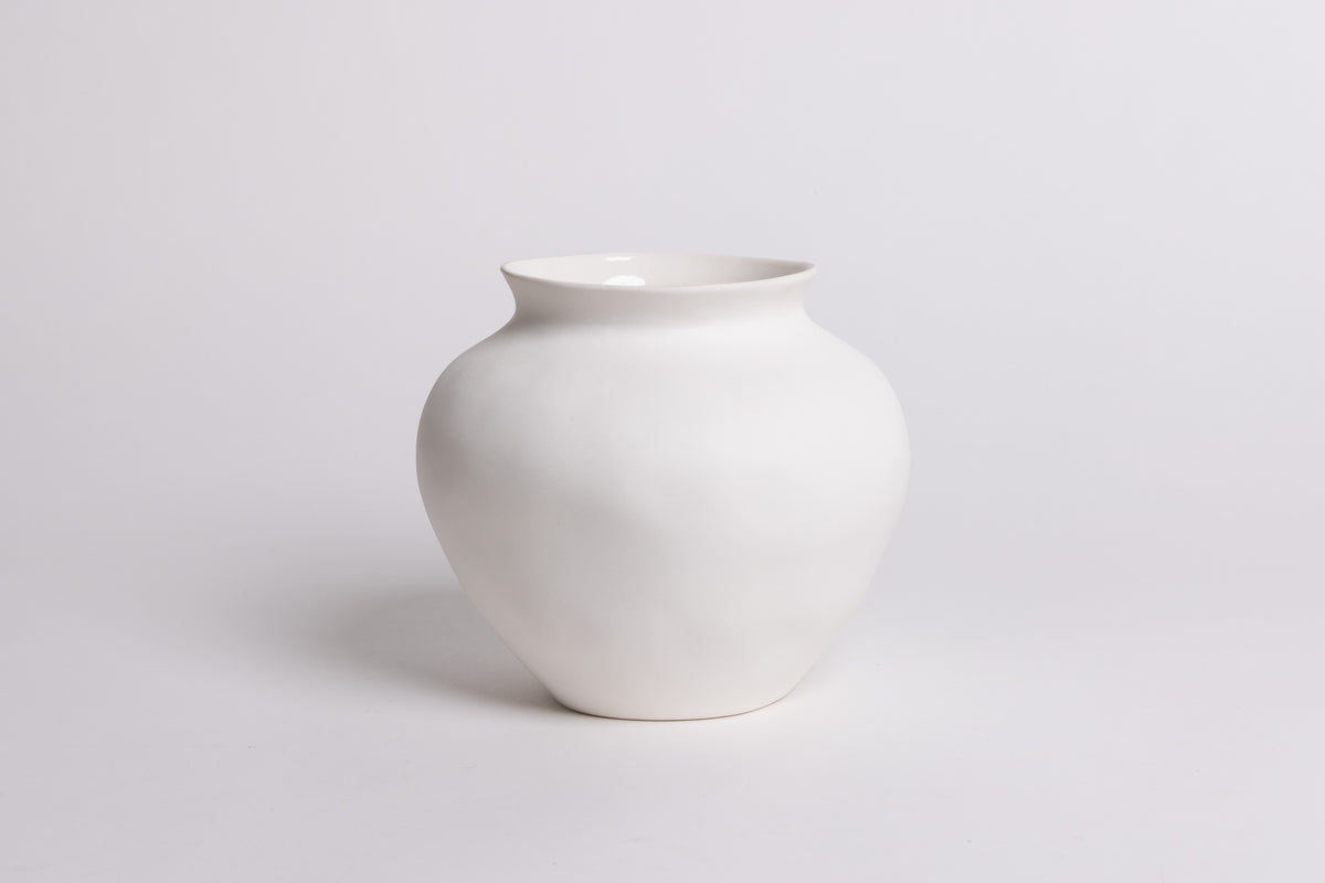 Venus Vase – Modern Sculptural Ceramic in 2 Sizes