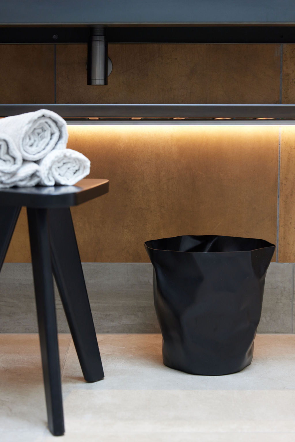 KHW Side Table – Modern Accent Table in Black or Walnut