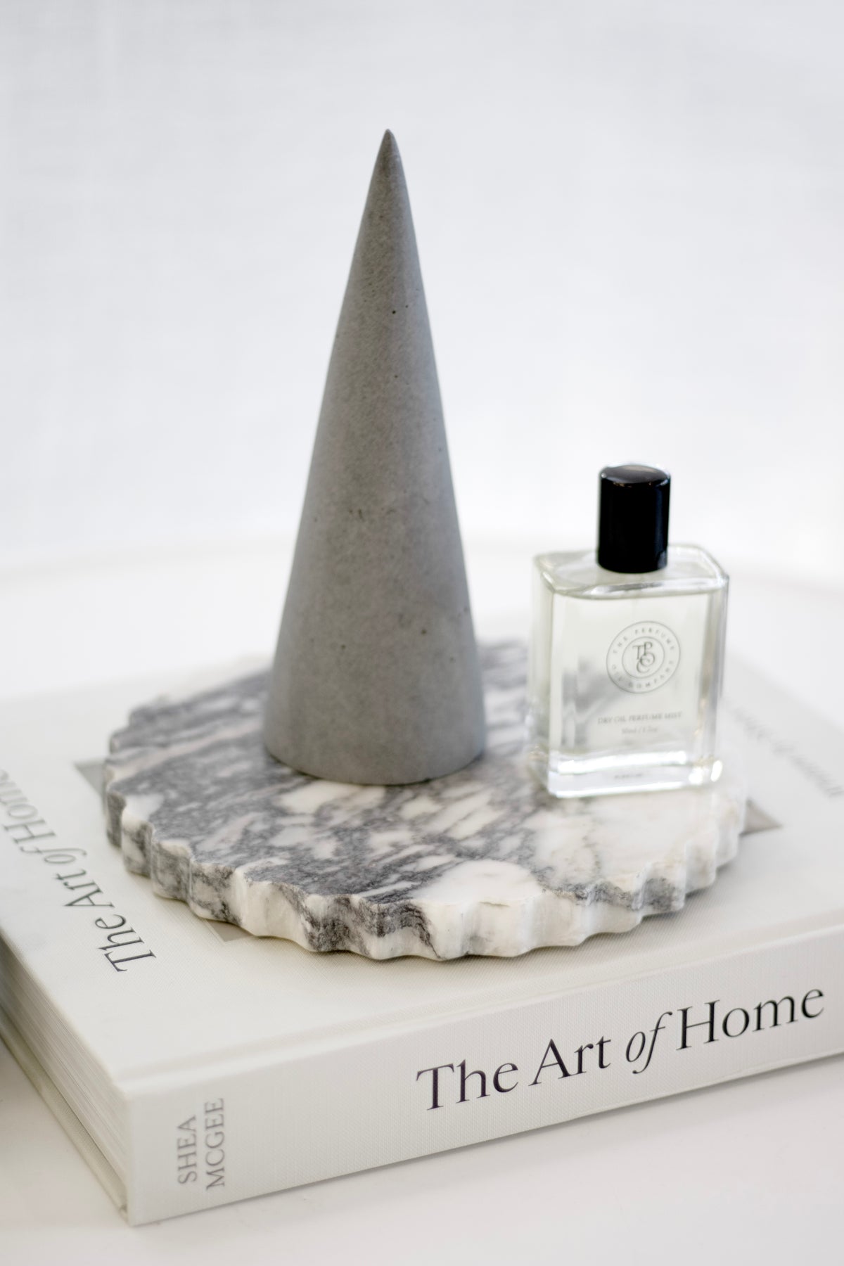 Elle Petal-Edge Marble Tray – Round Display Dish