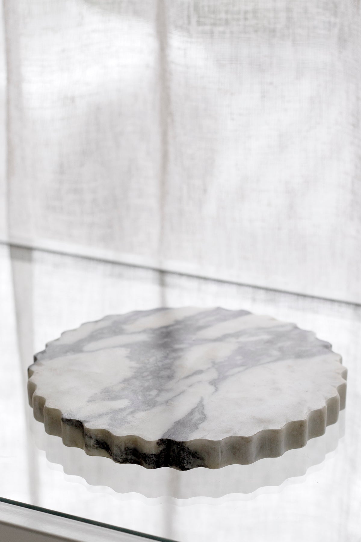 Elle Petal-Edge Marble Tray – Round Display Dish
