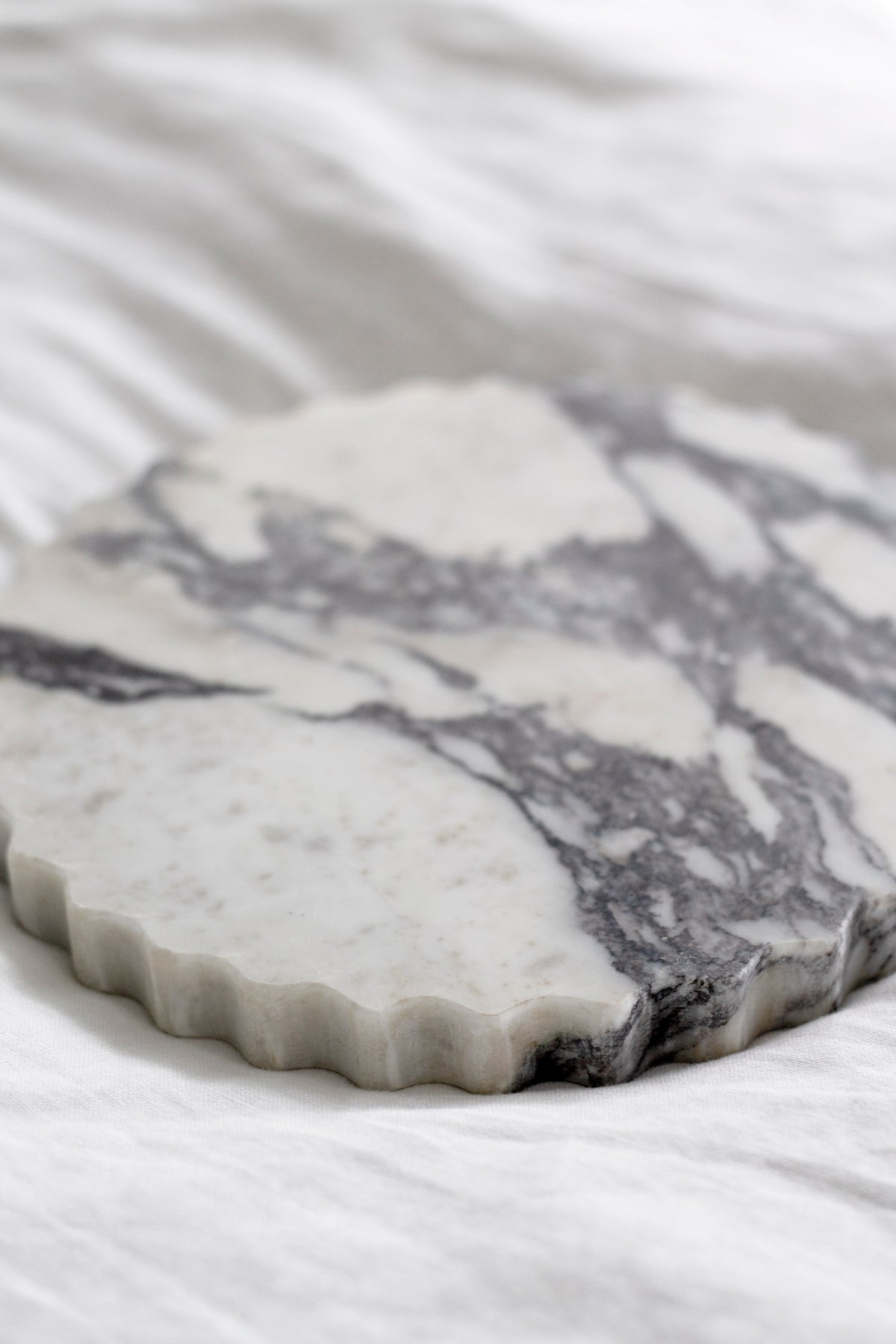 Elle Petal-Edge Marble Tray – Round Display Dish