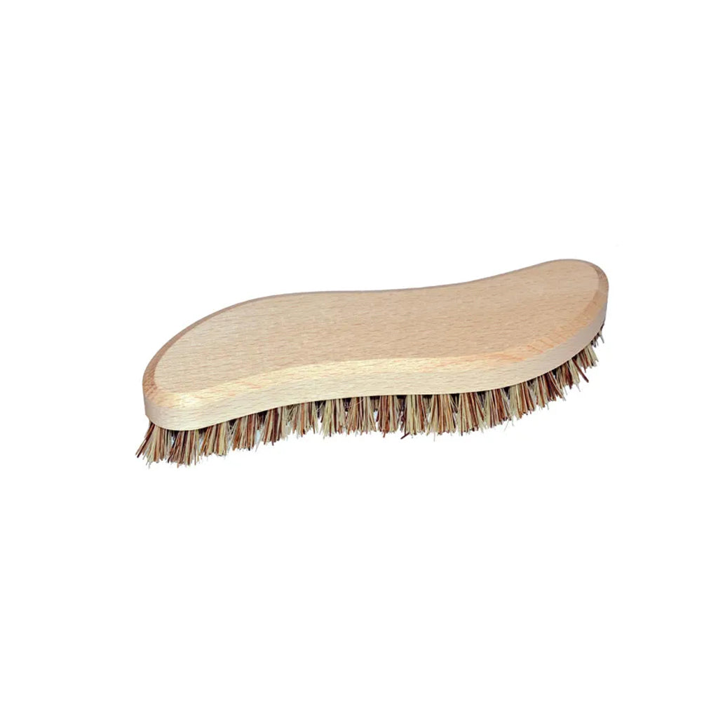 Beechwood scrubbing brush with a curved handle and mixed fibre bristles, on white