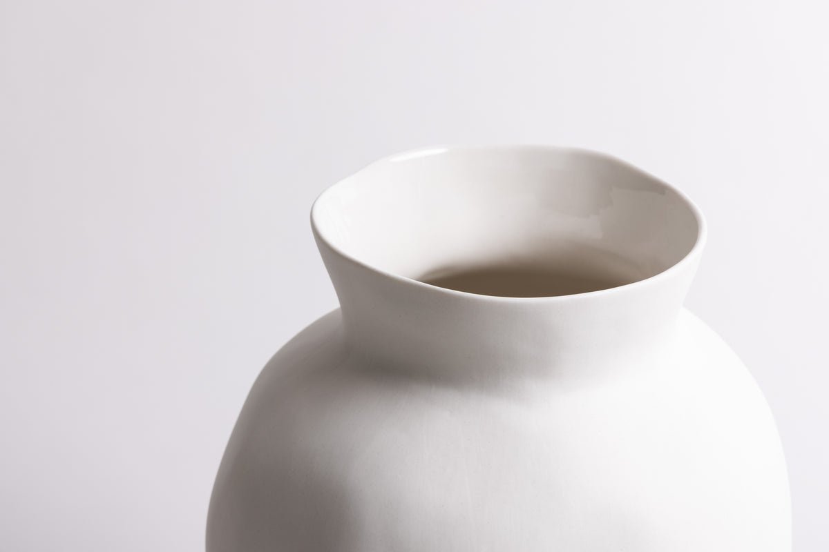 Venus Vase – Modern Sculptural Ceramic in 2 Sizes