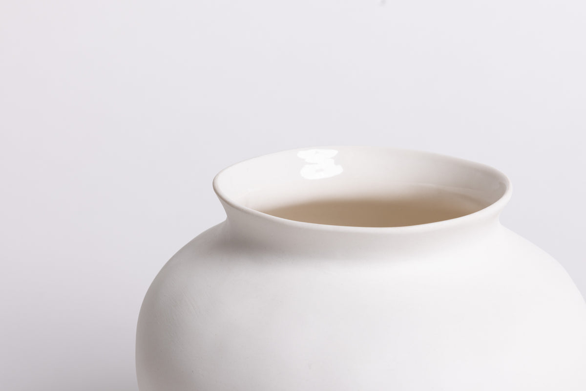 Venus Vase – Modern Sculptural Ceramic in 2 Sizes
