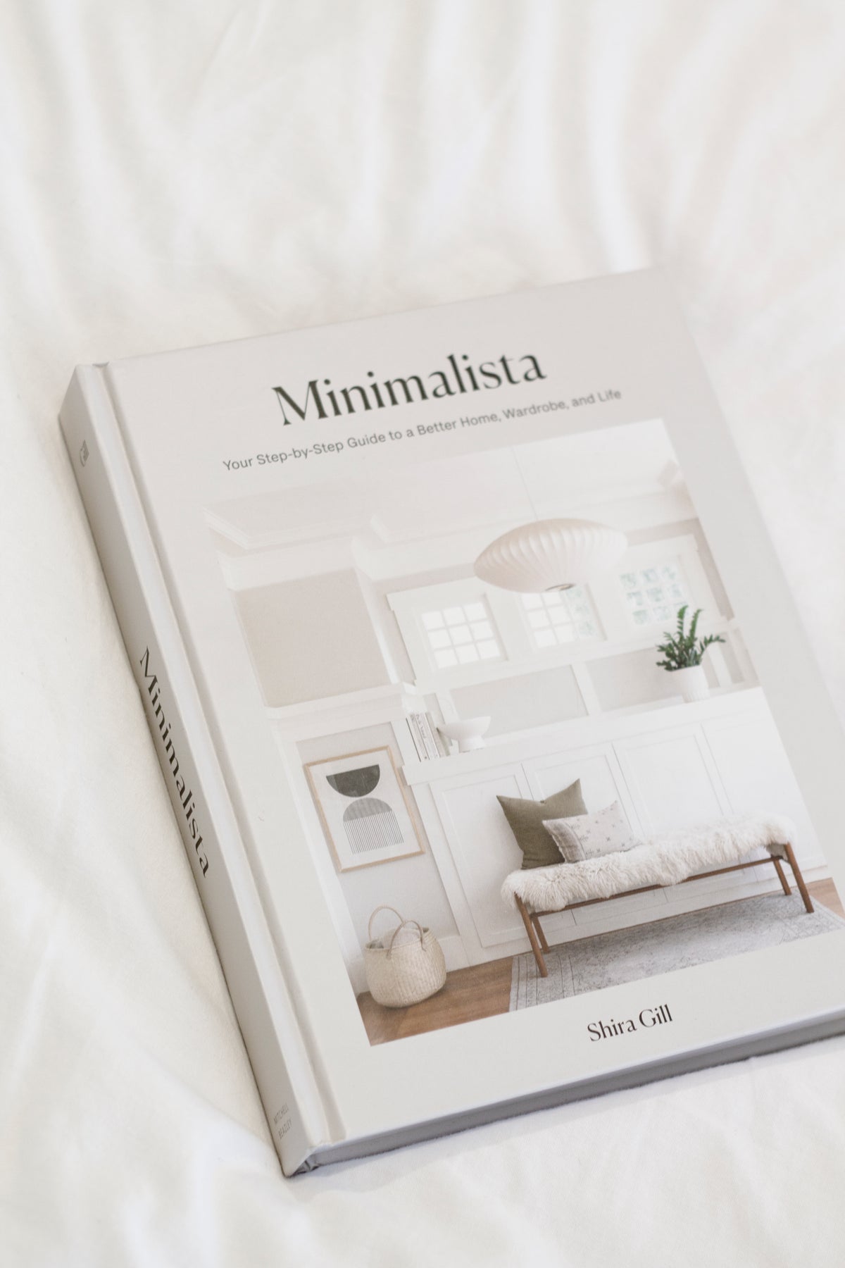 Minimalista book styled flatlay