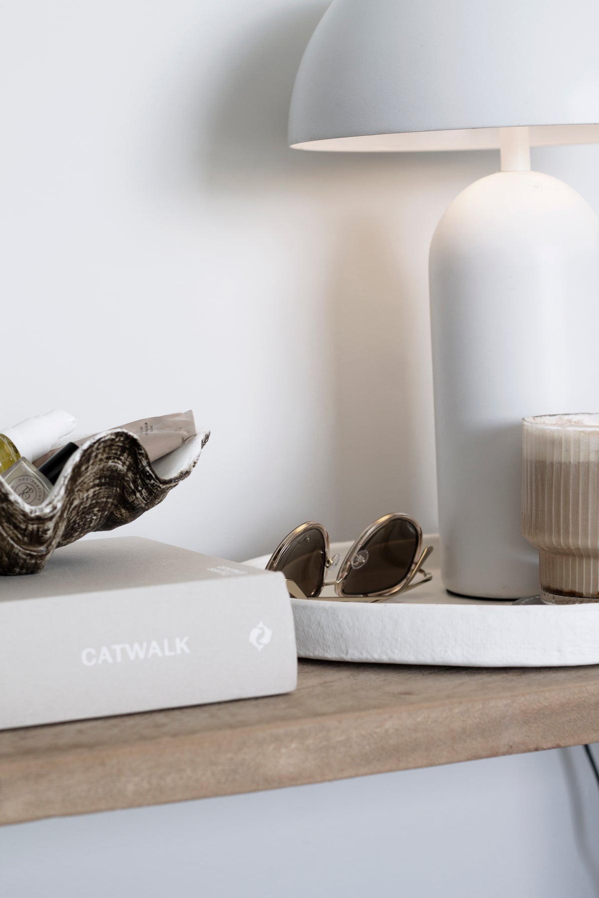 Resin clam shell dish white interior detail
