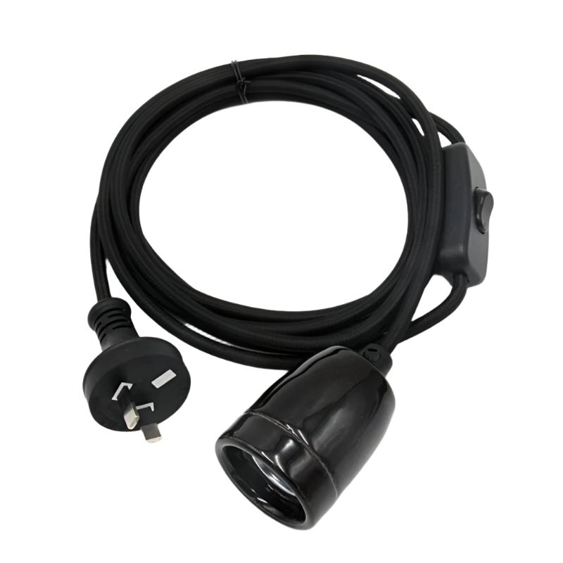Plug-in pendant cord set in black flex with plug and black E27 lamp holder, coiled on white