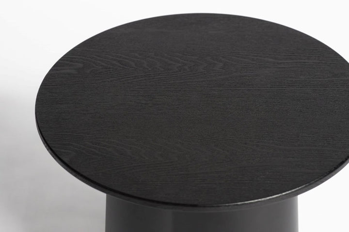 Strato Side Table in black, close-up of the ash wood top