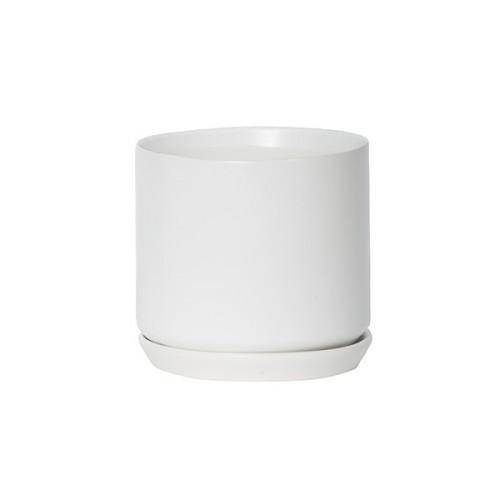 Oslo Ice White Medium stoneware planter with its matching saucer, on a white background