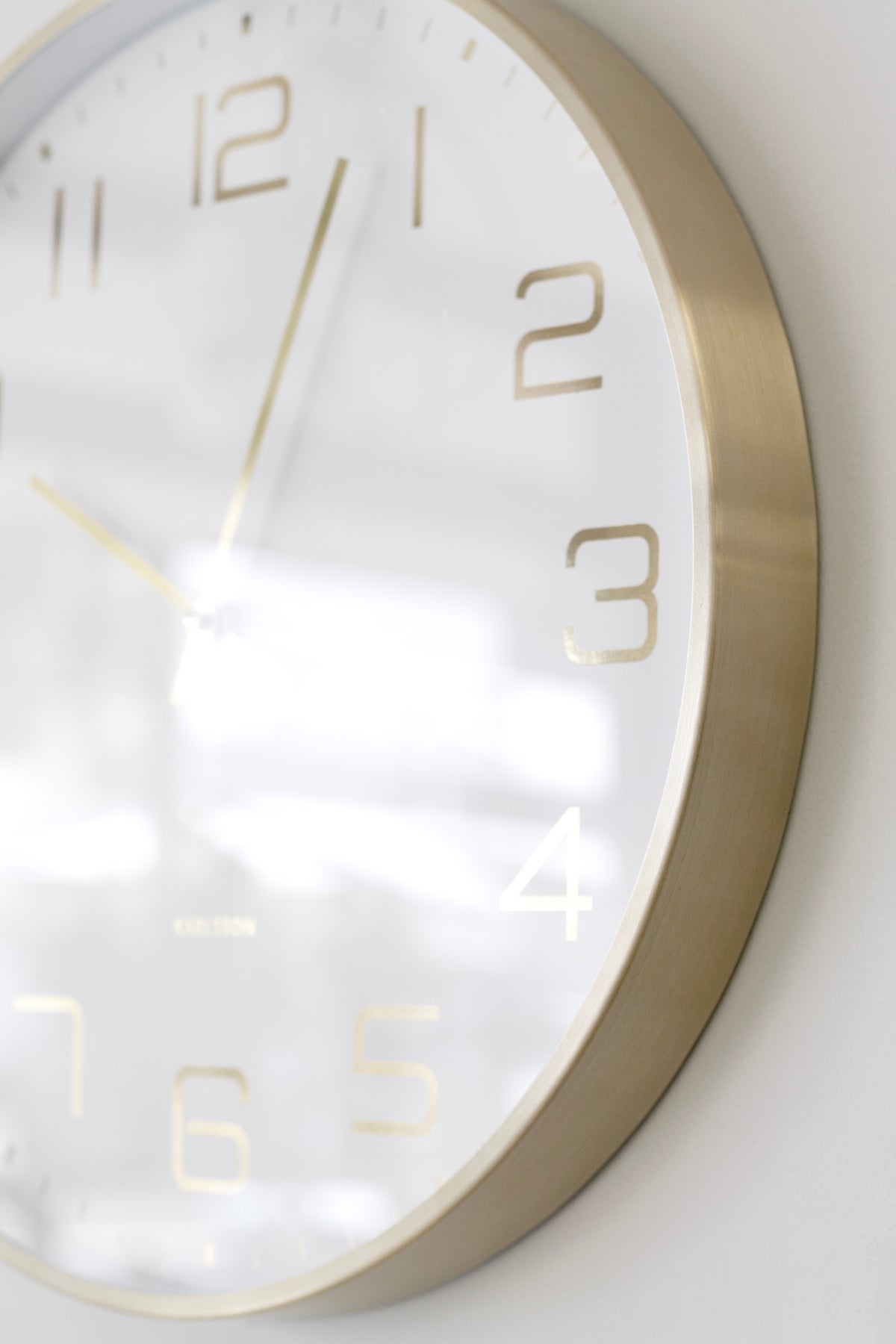 Side profile of the Elegance Glow's brushed gold aluminium frame