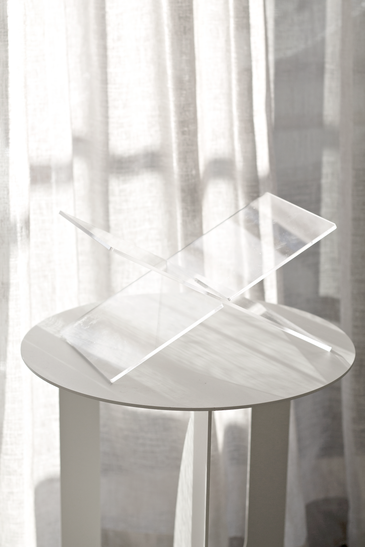 Acrylic X-shape book holder in the large size