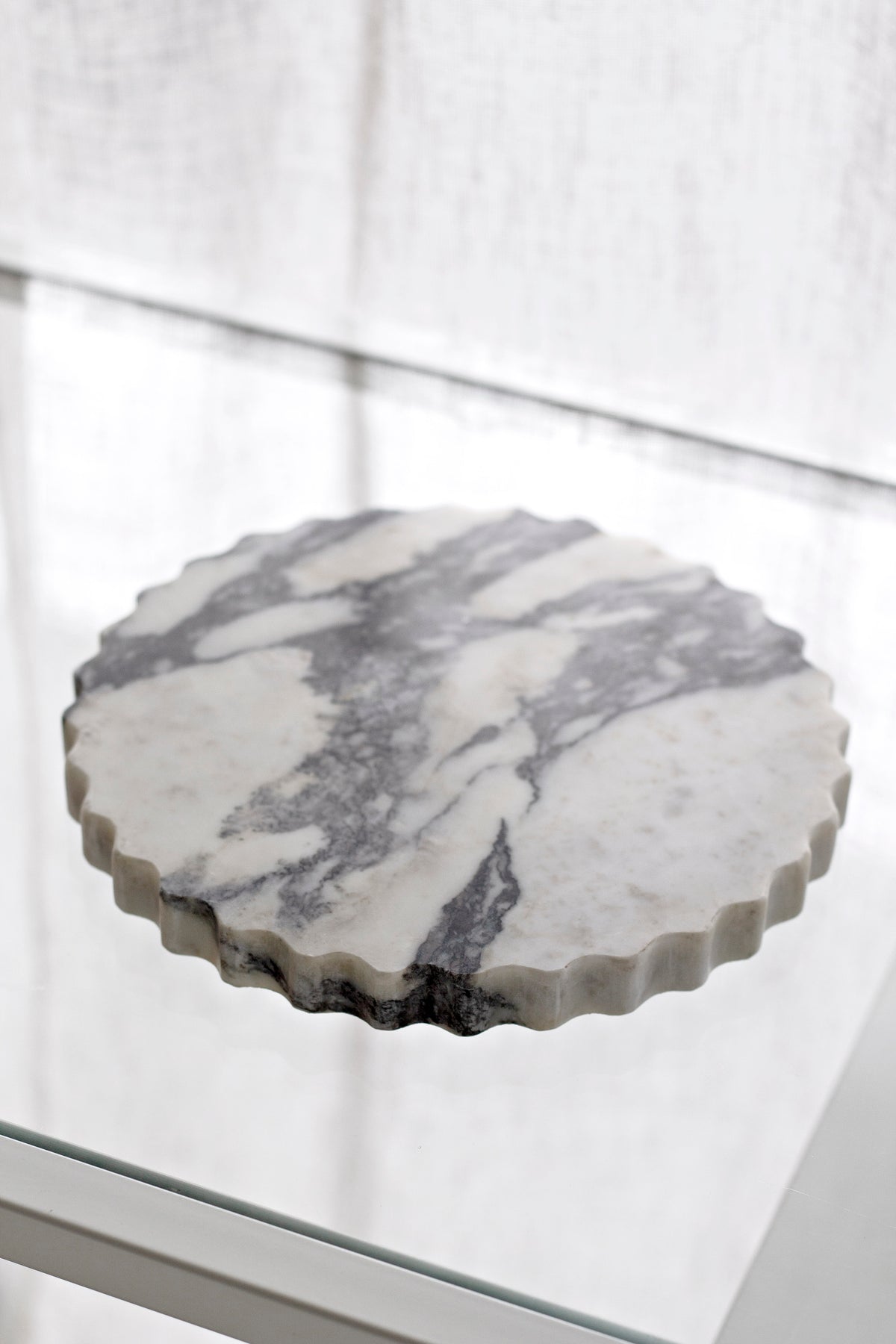 Elle Petal-Edge Marble Tray – Round Display Dish