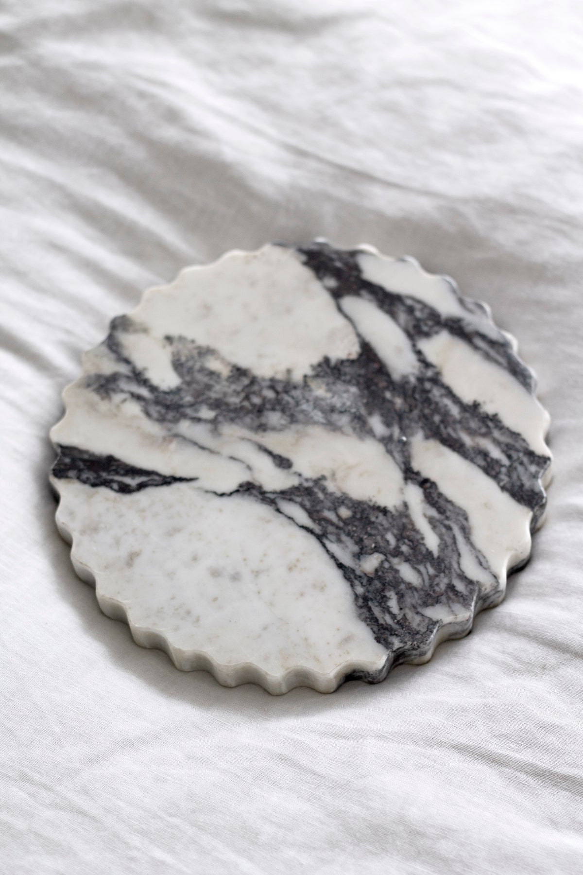 Elle Petal-Edge Marble Tray – Round Display Dish
