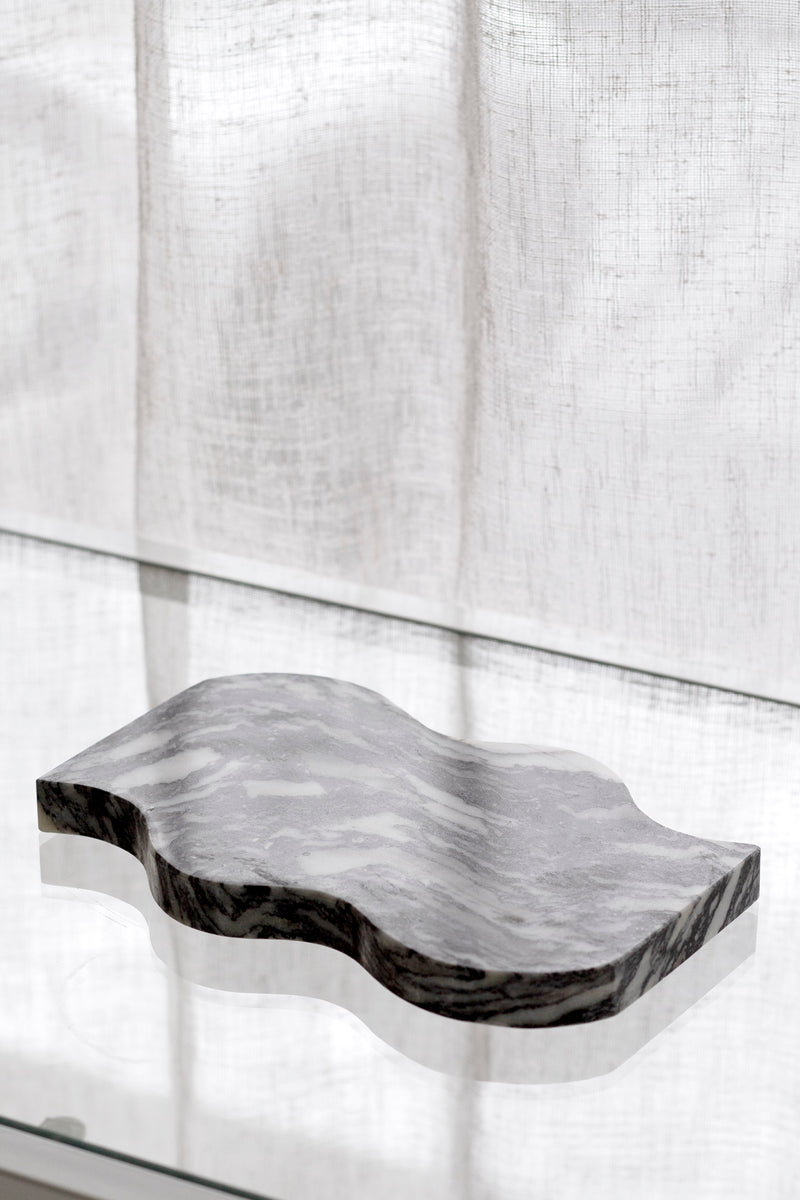 Frida Wavy Tray Calcutta Marble