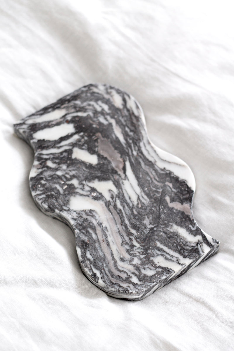 Frida Wavy Tray Calcutta Marble