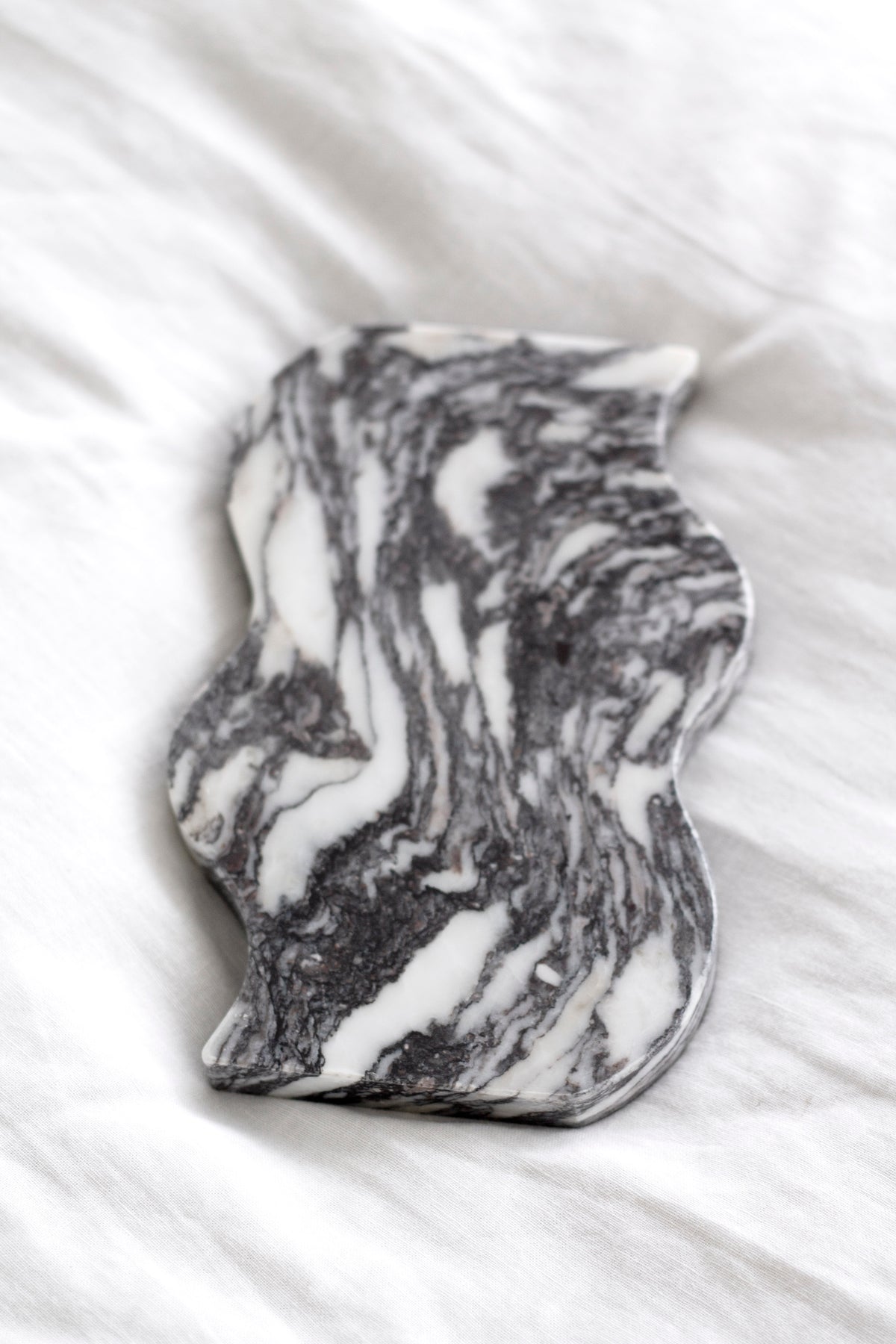 Frida Wavy Marble Tray – Calacatta Display Dish