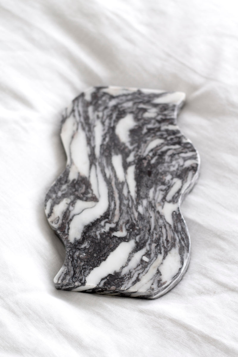 Frida Wavy Tray Calcutta Marble
