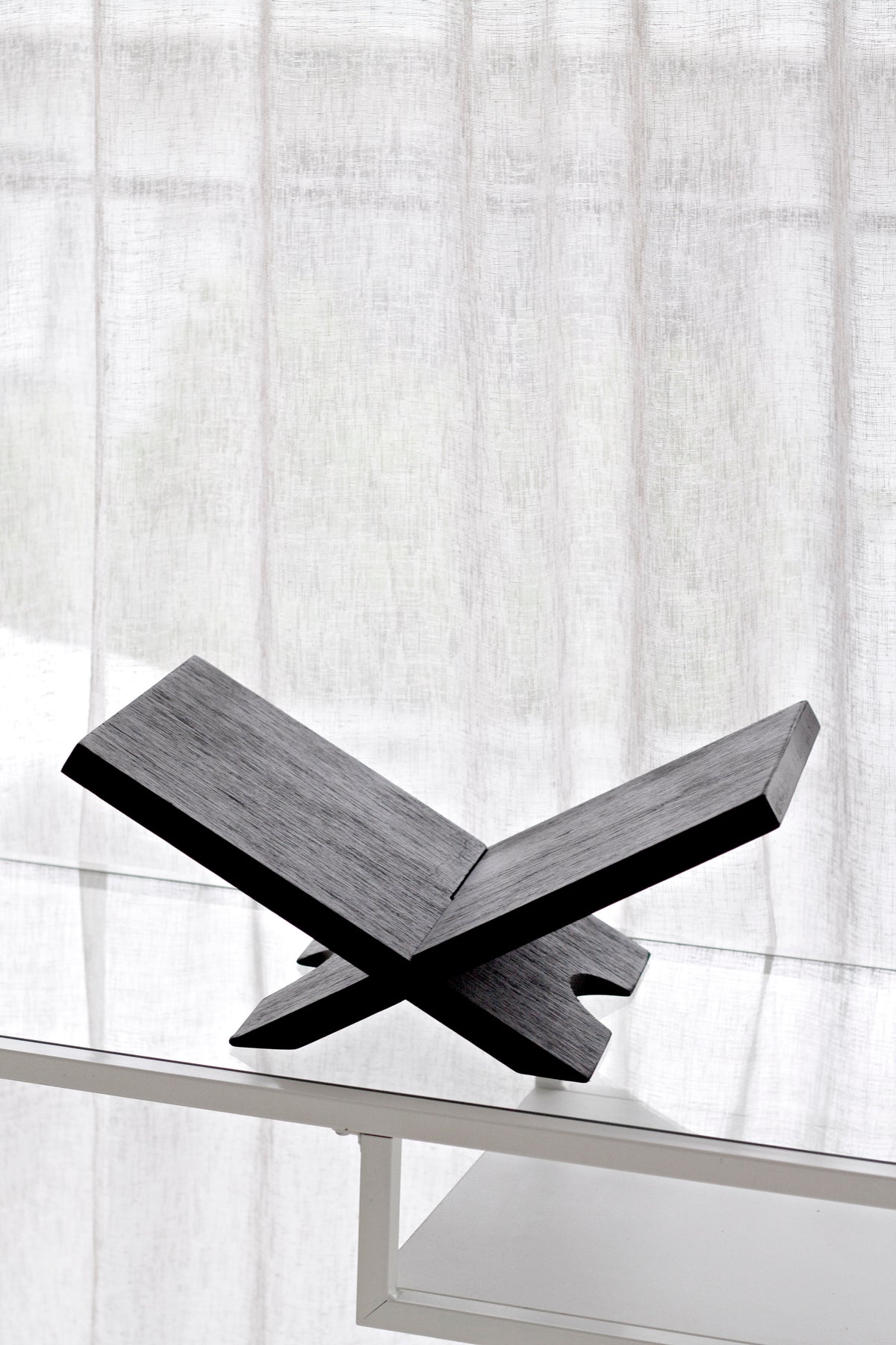 Como Wooden Book Stand – Black or Natural