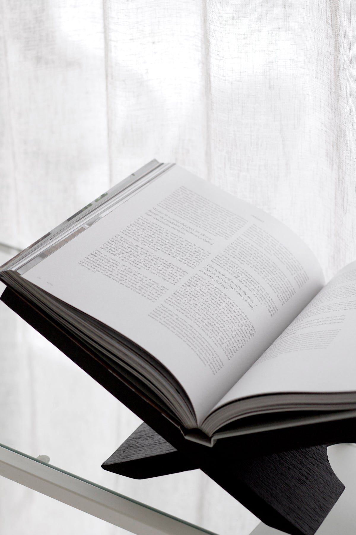 Como Wooden Book Stand – Black or Natural