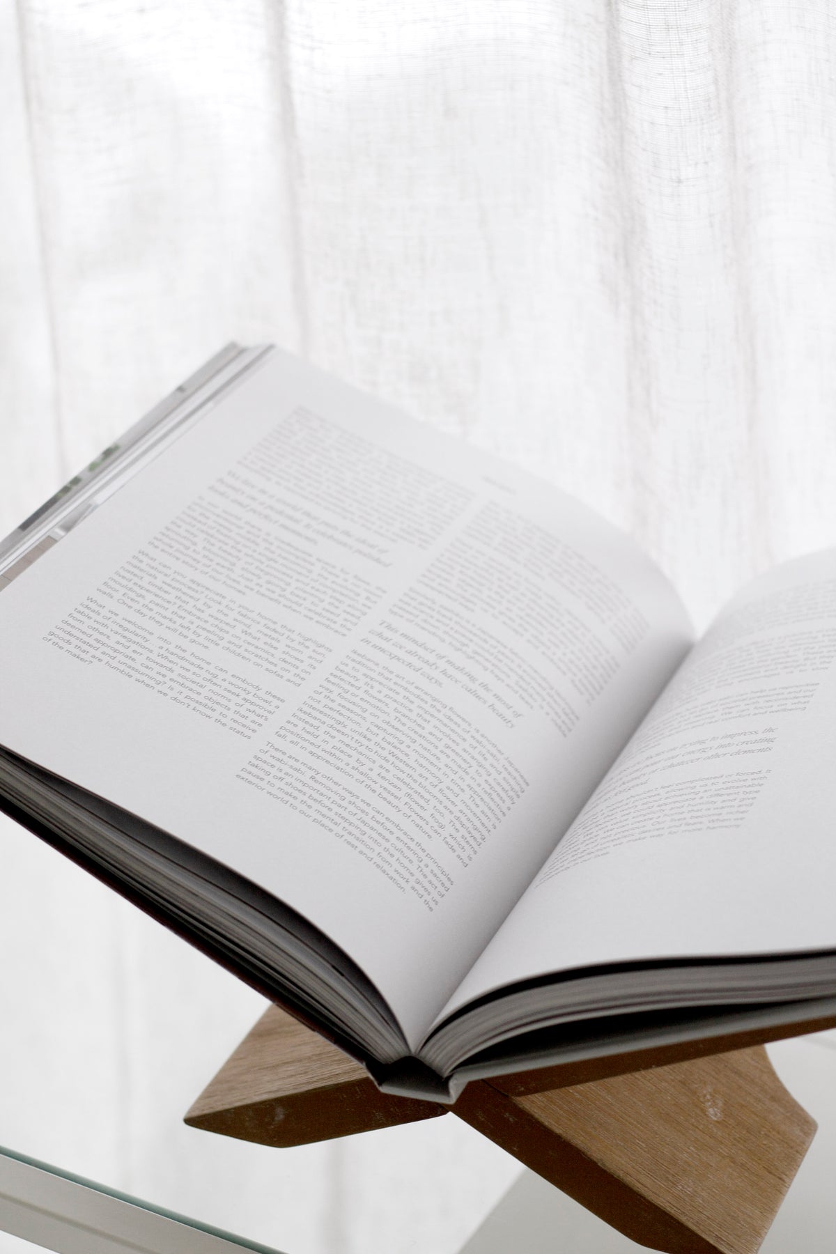 Como Wooden Book Stand – Black or Natural