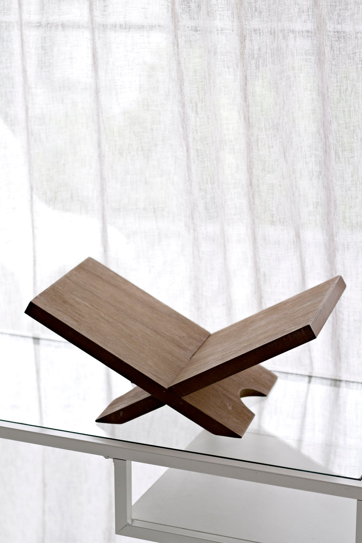 Como Wooden Book Stand – Black or Natural