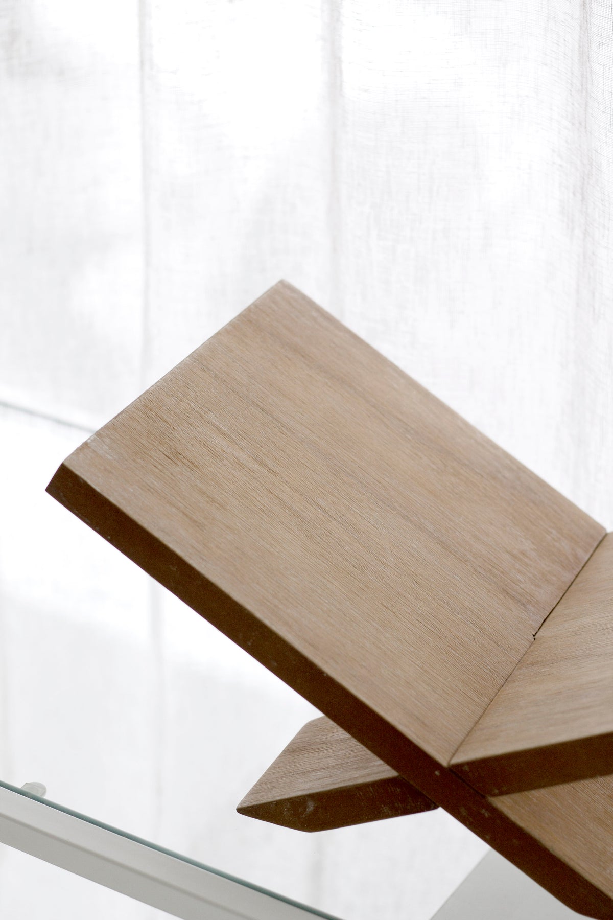 Como Wooden Book Stand – Black or Natural