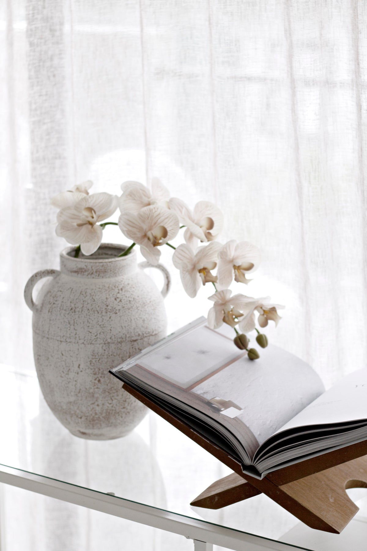 Como Wooden Book Stand – Black or Natural