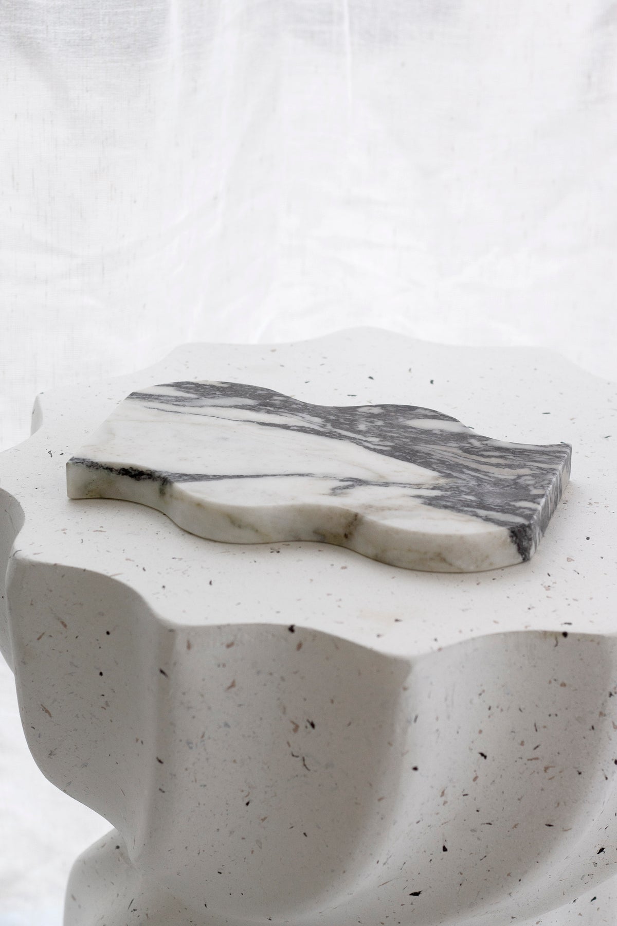 Frida Wavy Marble Tray – Calacatta Display Dish