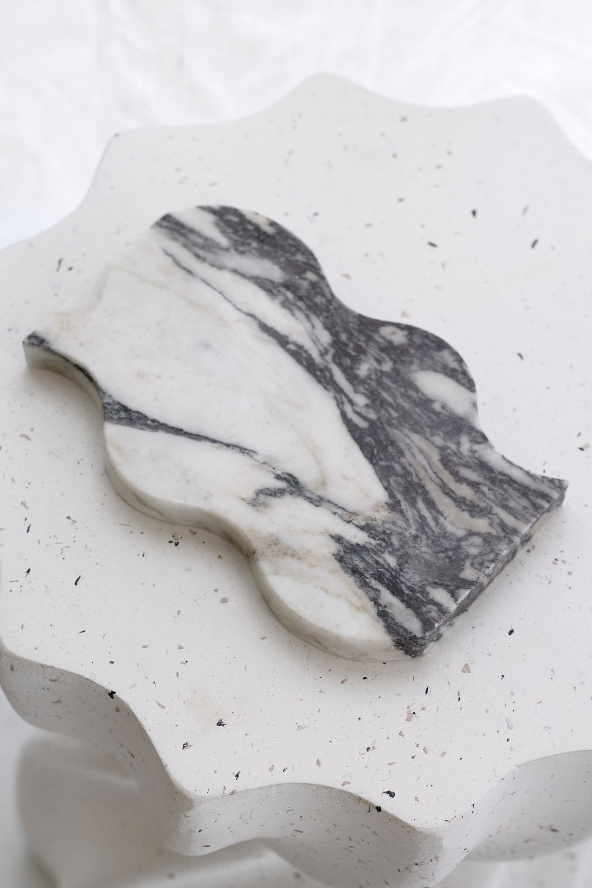 Frida Wavy Marble Tray – Calacatta Display Dish