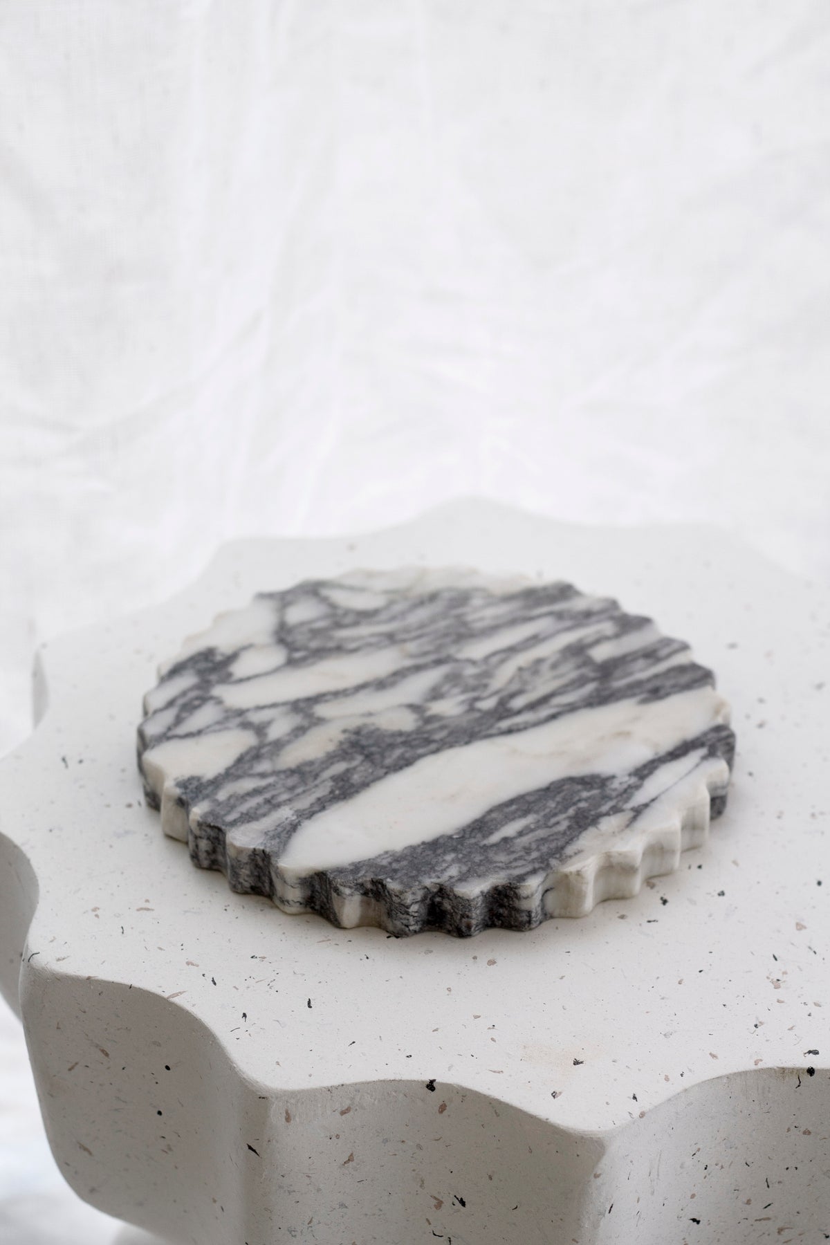 Elle Petal-Edge Marble Tray – Round Display Dish