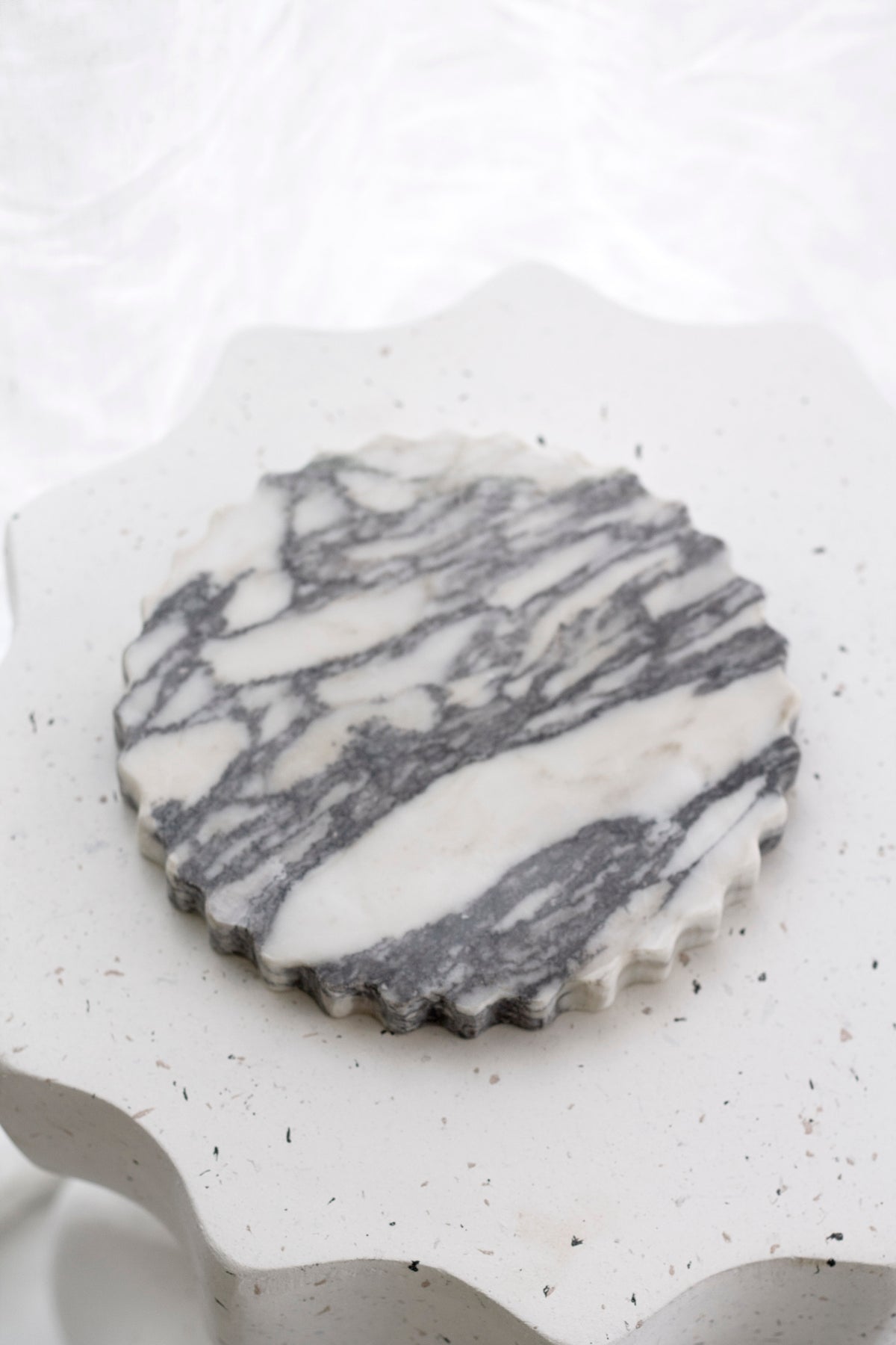 Elle Petal-Edge Marble Tray – Round Display Dish