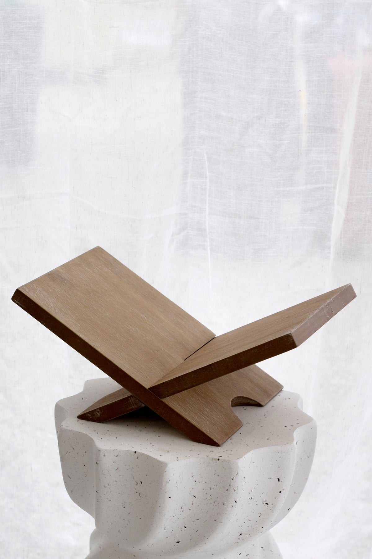 Como Wooden Book Stand – Black or Natural