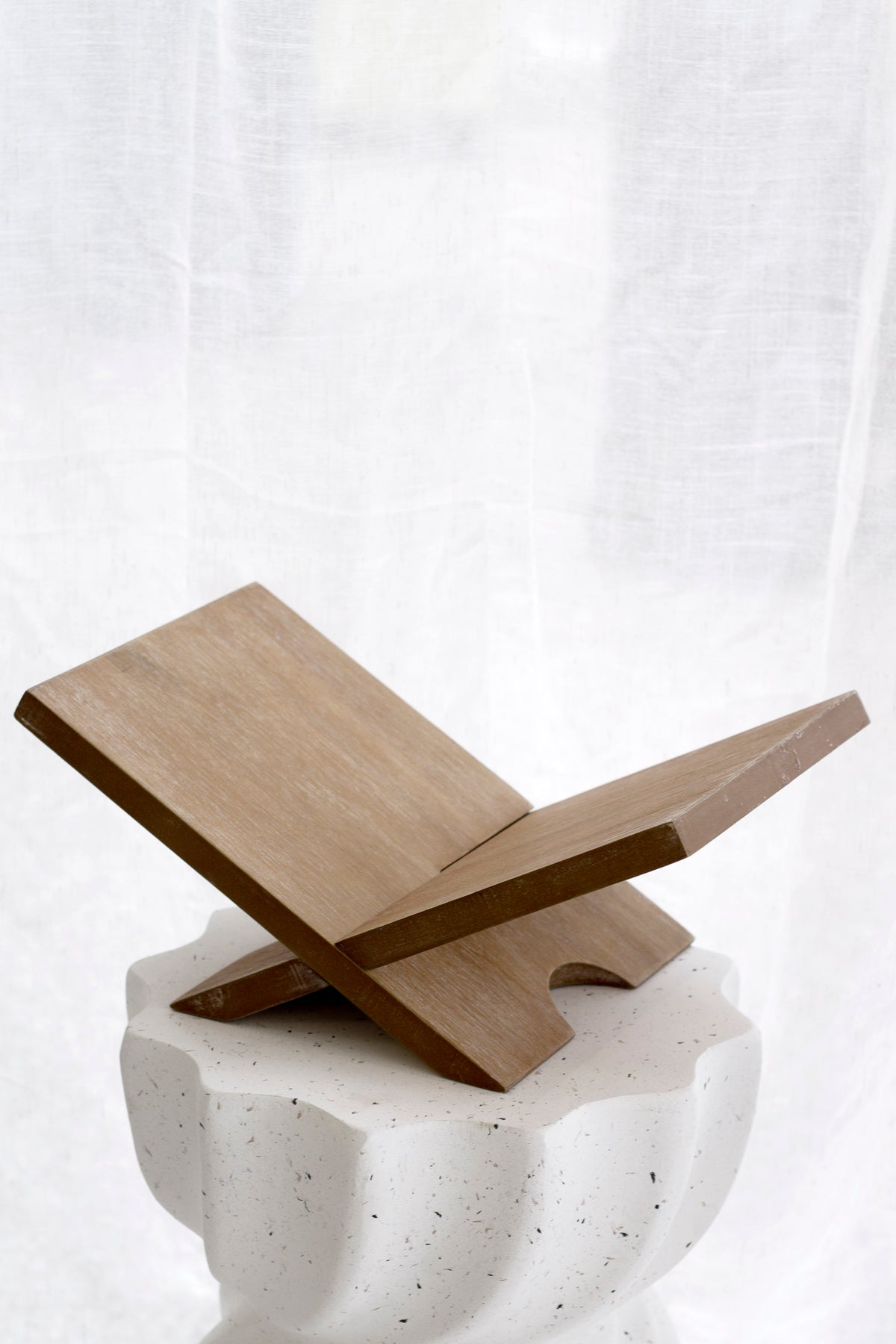 Como Wooden Book Stand – Black or Natural