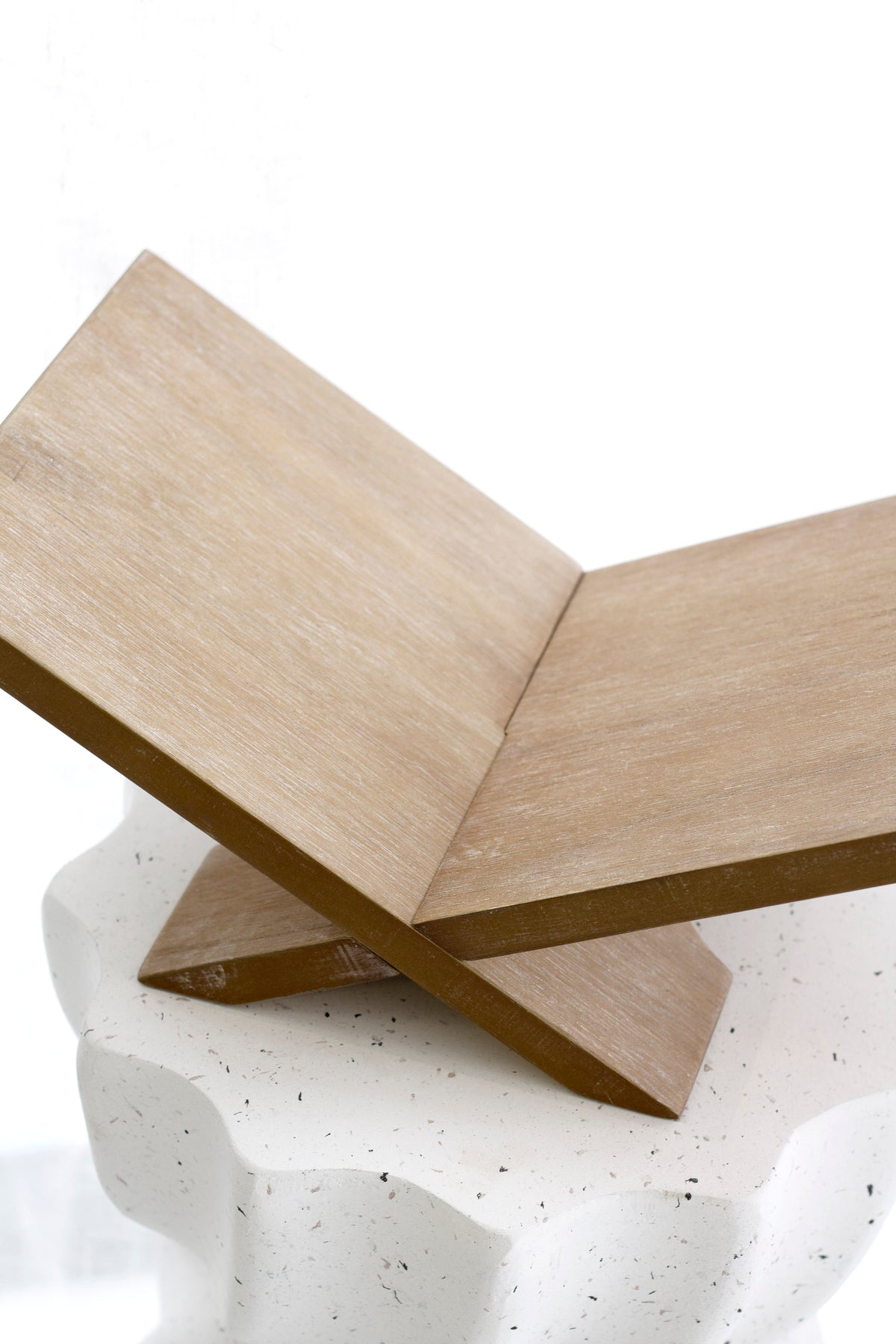 Como Wooden Book Stand – Black or Natural