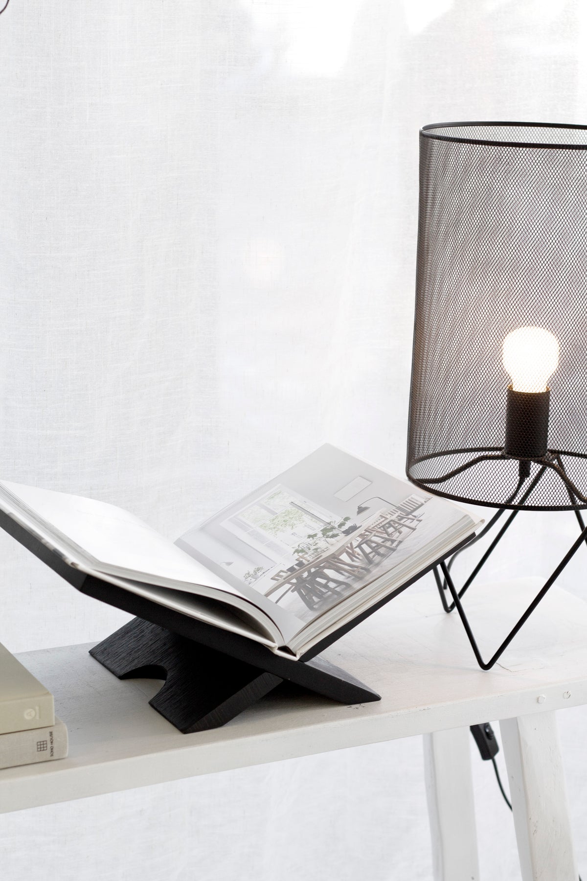 Como Wooden Book Stand – Black or Natural