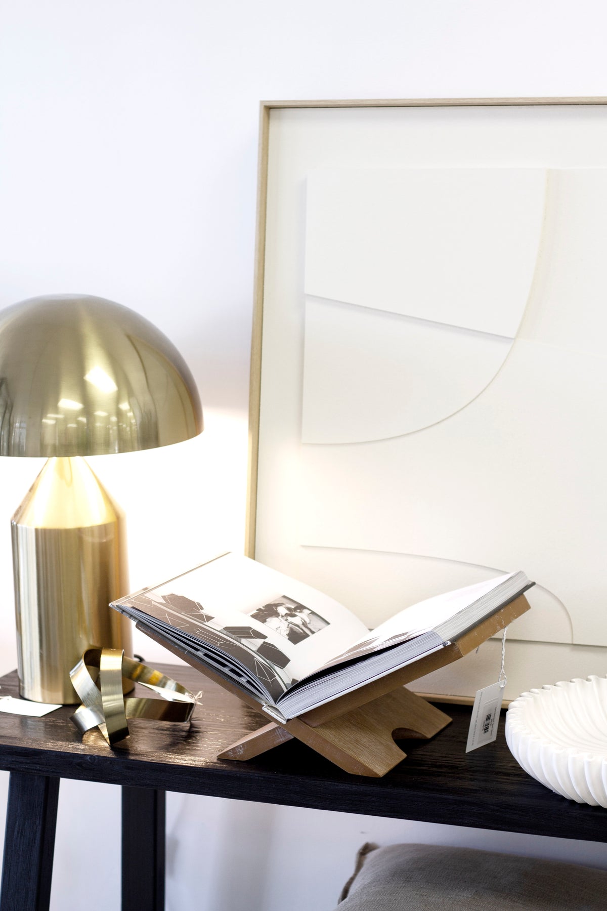 Como Wooden Book Stand – Black or Natural