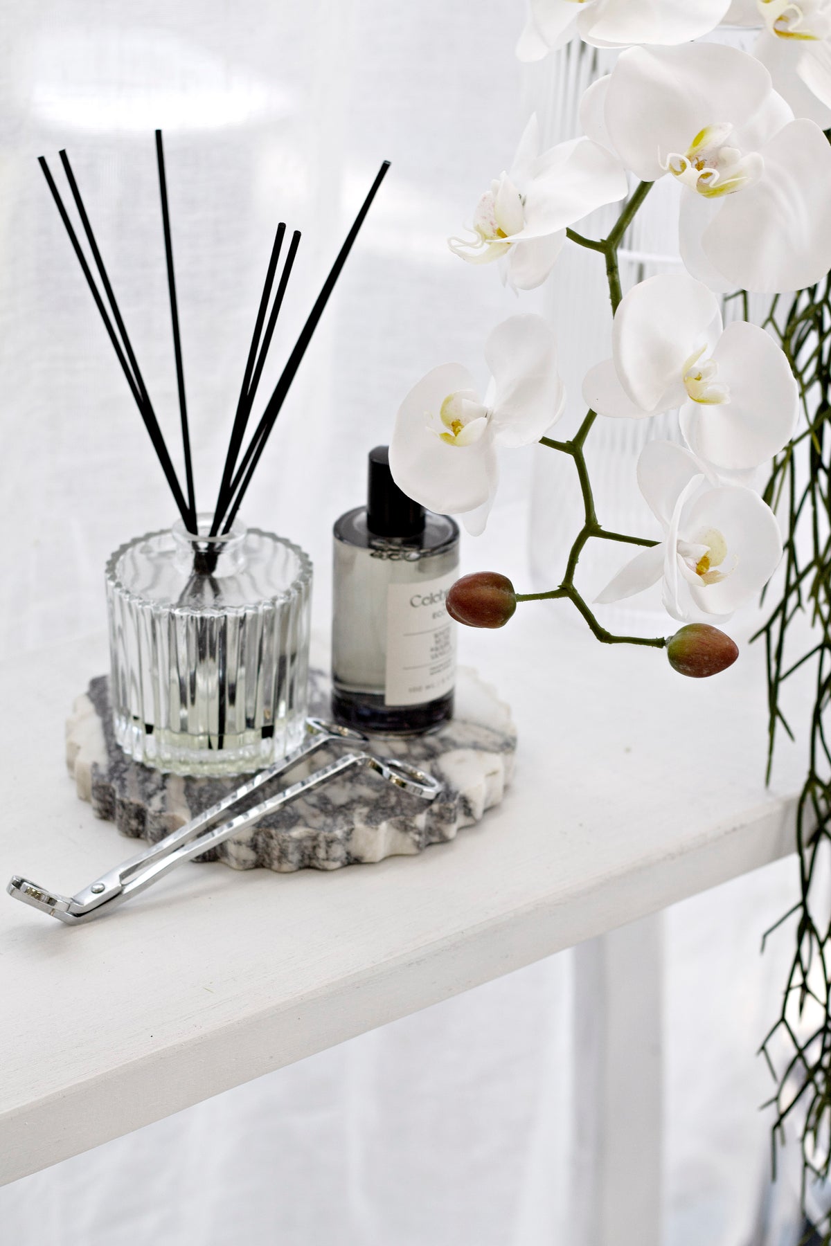 Elle Petal-Edge Marble Tray – Round Display Dish