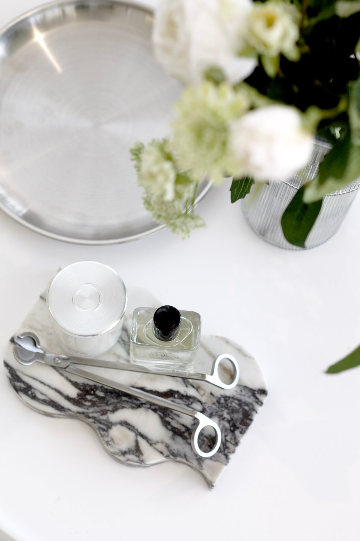 Frida Wavy Marble Tray – Calacatta Display Dish