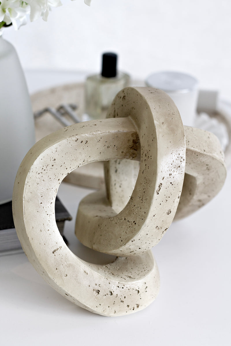 Marley Decorative Link Sculpture – Sand Resin Chain Ornament