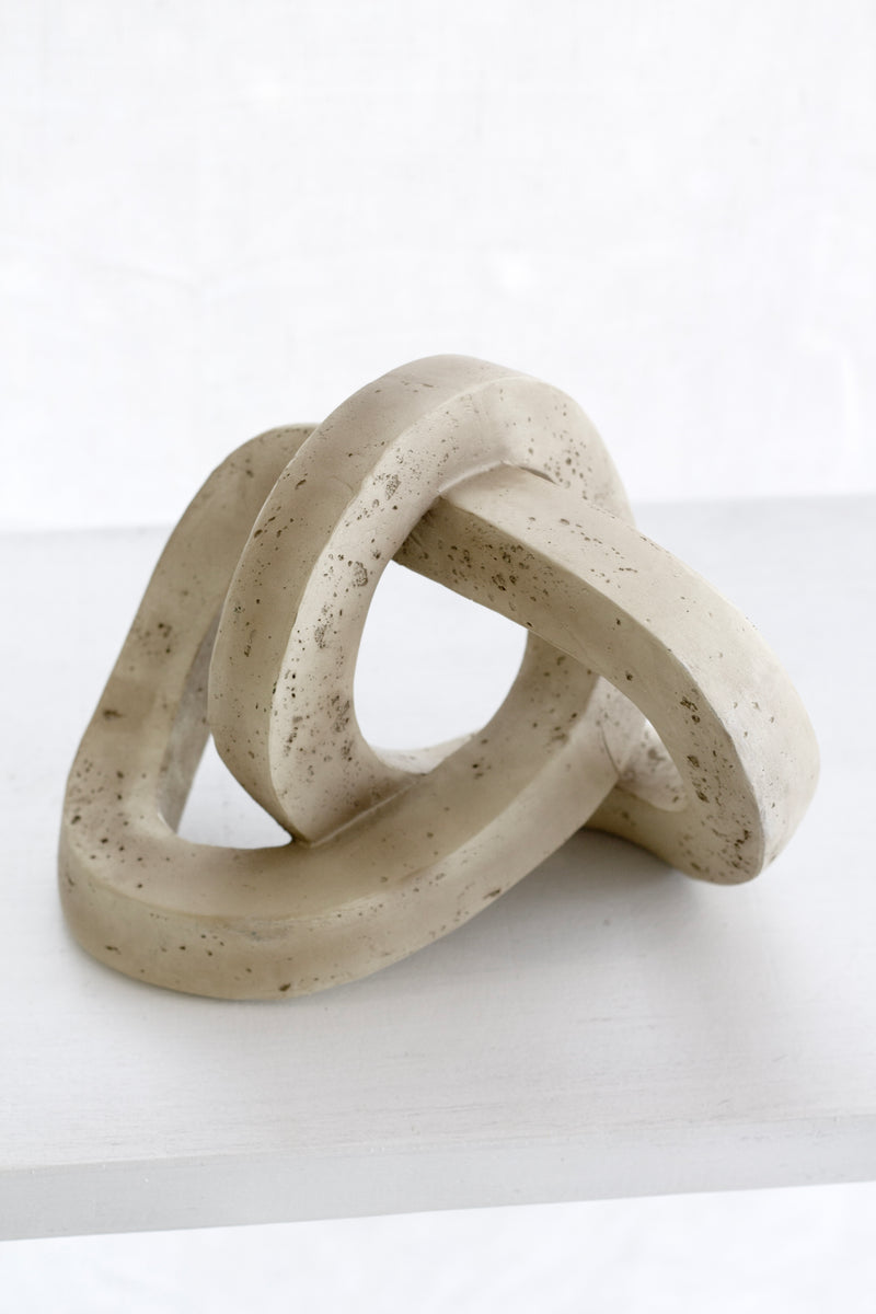 Marley Decorative Link Sculpture – Sand Resin Chain Ornament