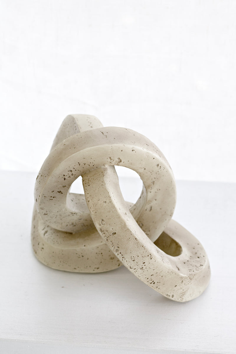 Marley Decorative Link Sculpture – Sand Resin Chain Ornament