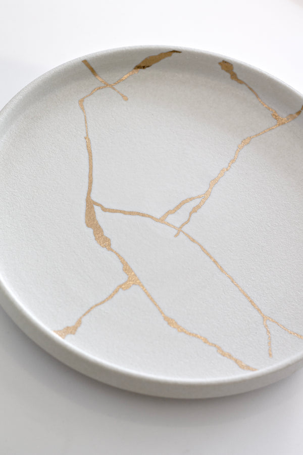 Kintsugi-Look Porcelain Plate – Cream or Black | Japanese Inspired Broken Gold Crack Design