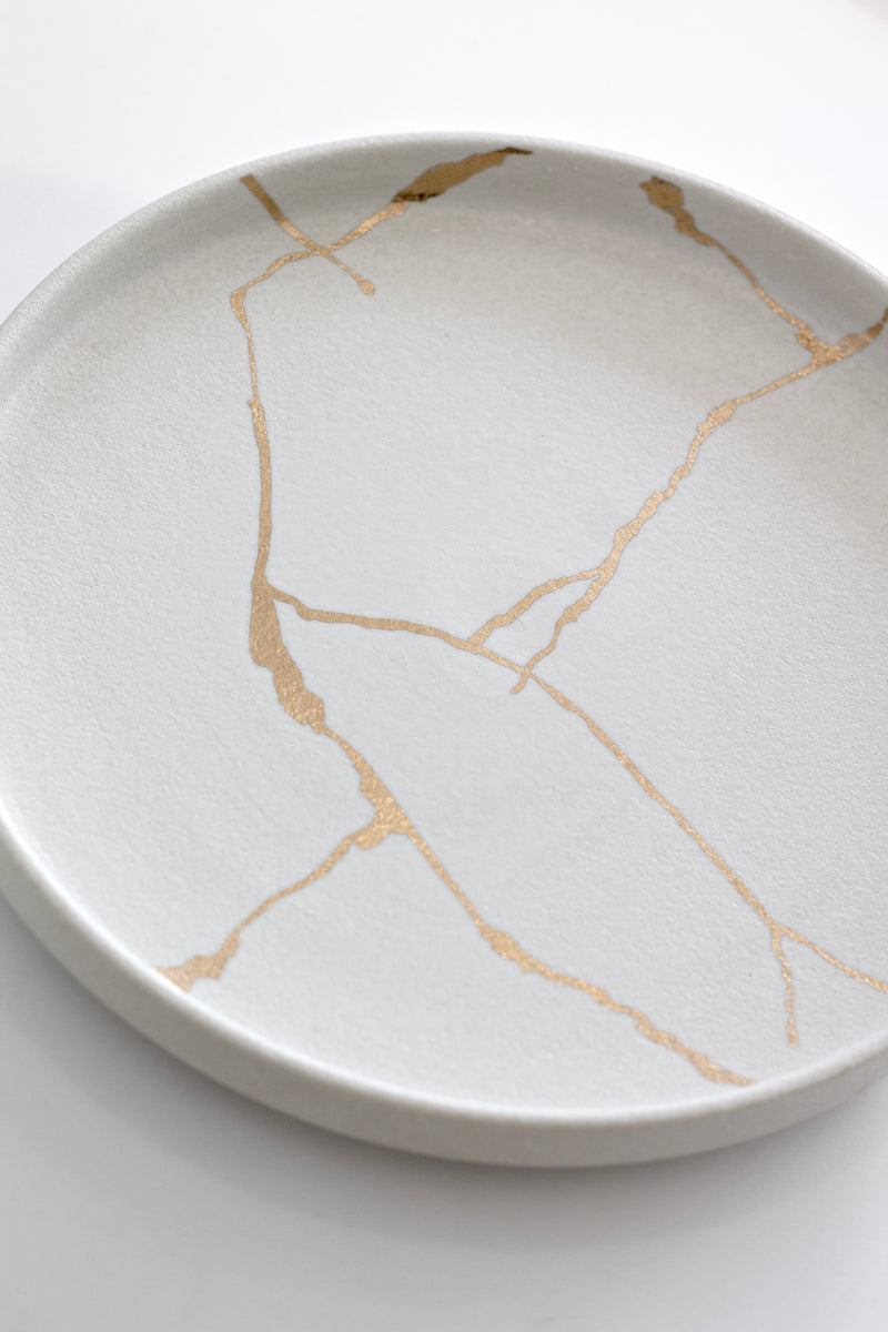 Kintsugi-Look Porcelain Plate – Cream or Black | Japanese Inspired Broken Gold Crack Design