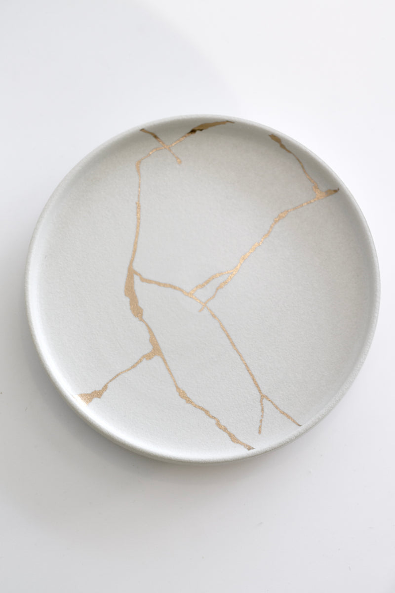 Kintsugi-Look Porcelain Plate – Cream or Black | Japanese Inspired Broken Gold Crack Design