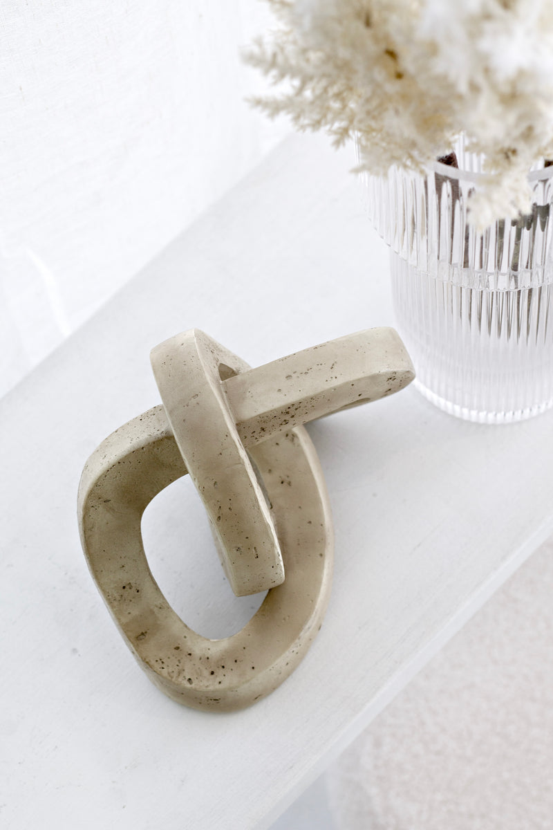 Marley Decorative Link Sculpture – Sand Resin Chain Ornament