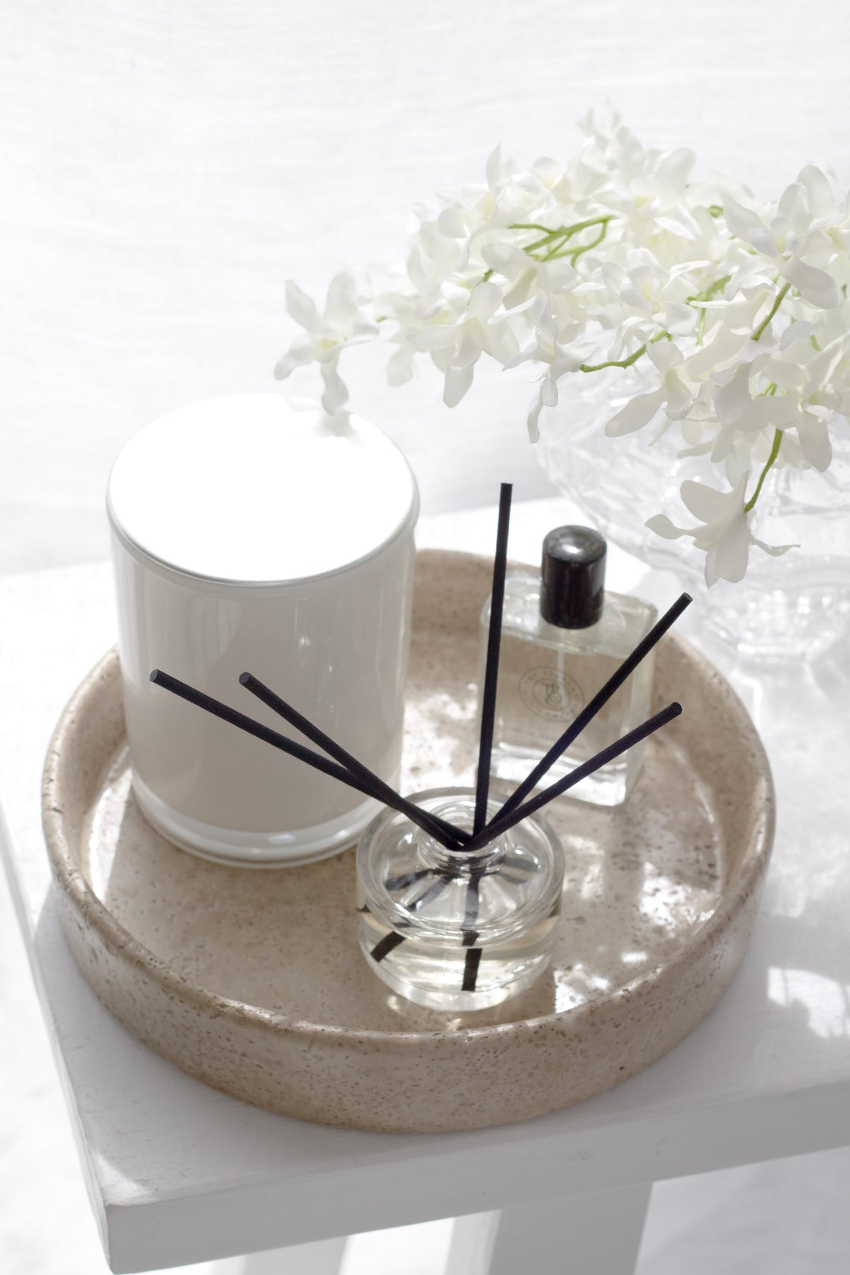 Sahara tray with a candle, reed diffuser and white flowers