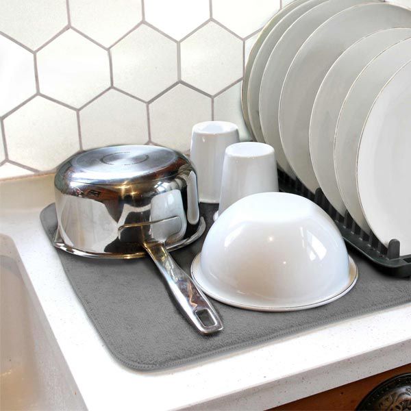 Dishy drying mat in charcoal with dishes and glasses drying on top