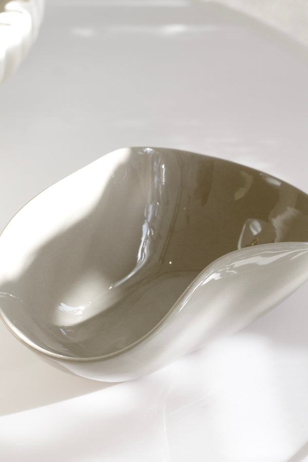 Fenton Bowl – sculptural ceramic decor piece with organic curves on white surface