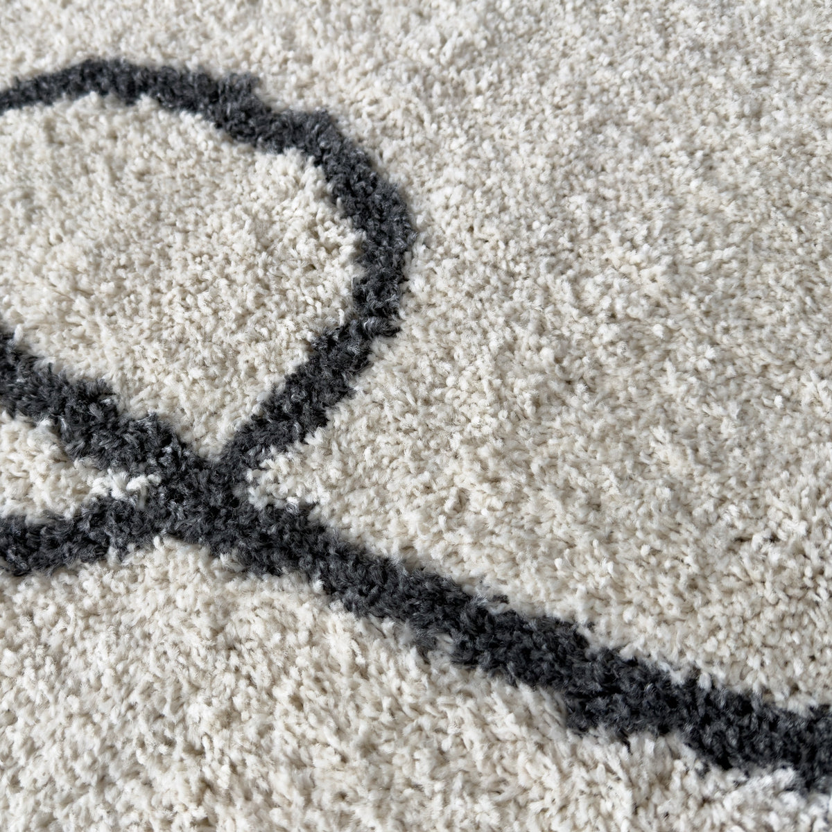 Close view of a black line crossing the soft white pile