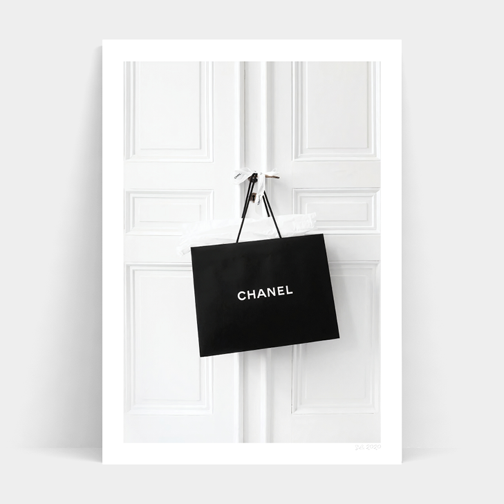 Art Prints CHANEL ADDICT shopping bag on a white door.
